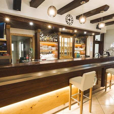 Hotel Smuk Semic Bagian luar foto