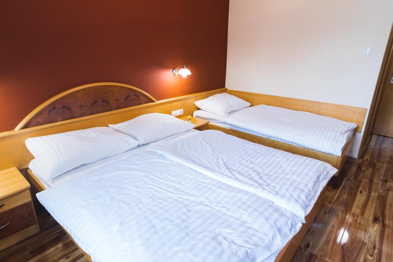 Hotel Smuk Semic Bagian luar foto